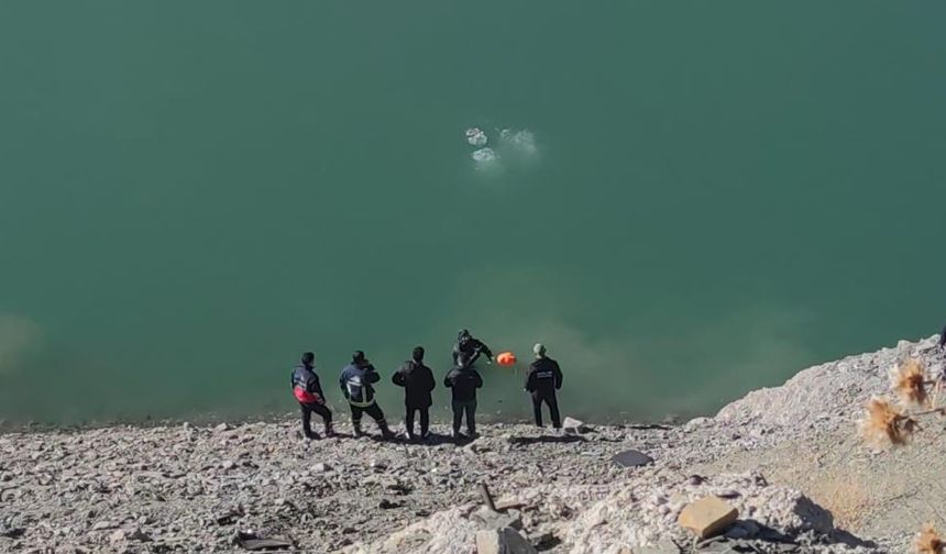 Baraj gölüne uçan araçtan 2 kişinin cansız bedeni çıkarıldı