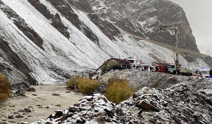 Hakkari'de uçurumdan düşen araçtan sağ çıktılar