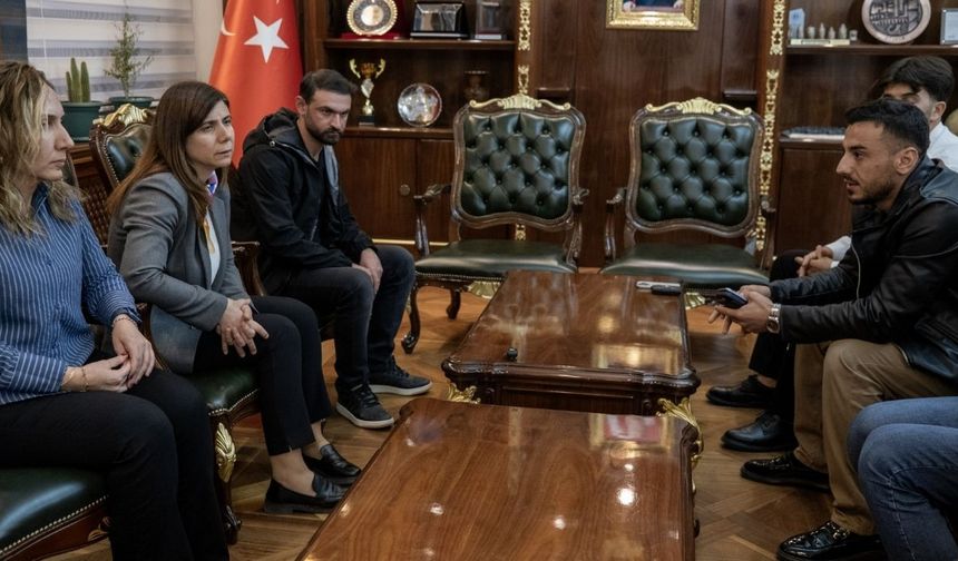 Serra Bucak, eylem yapan hastane işçileriyle görüştü