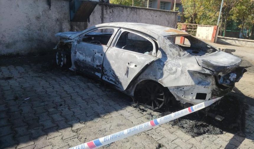 Şırnak’ta park halindeki iki araç gece yarısı yandı