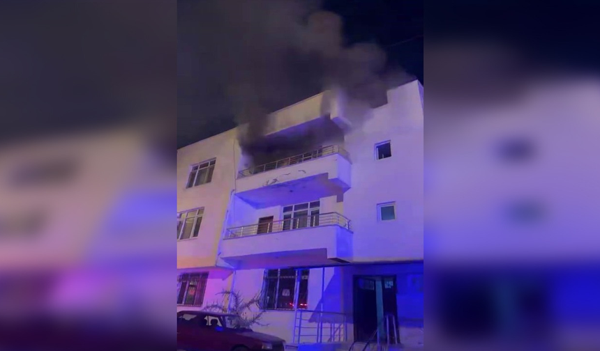 Diyarbakır’da daire yangını korkuttu, ev tamamen yandı