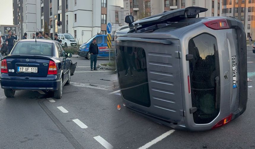Diyarbakır'da trafik kazası: Araç yan yattı, 2 kişi yaralandı