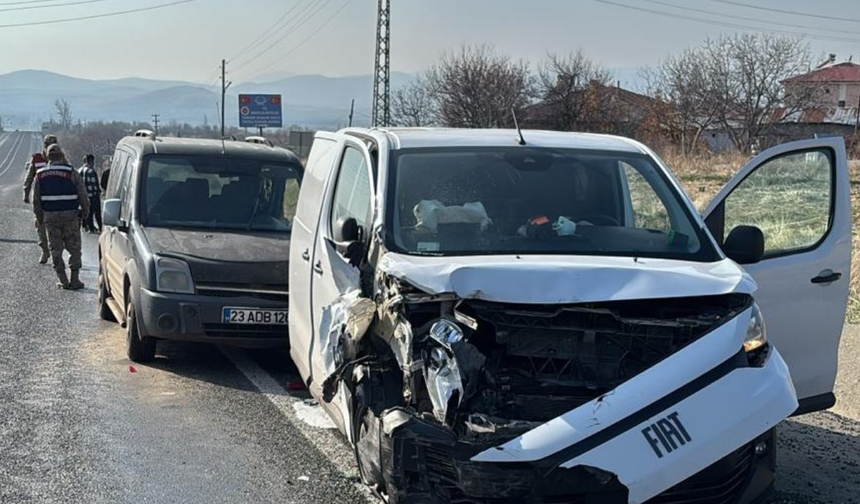 Elazığ’da yol ayrımında kaza: 3 yaralı