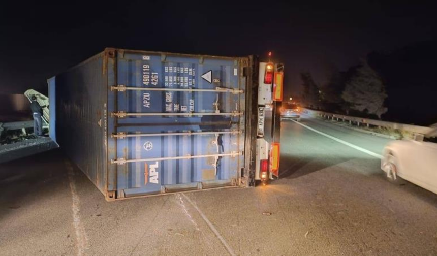 Fırtına nedeniyle tırlar devrildi