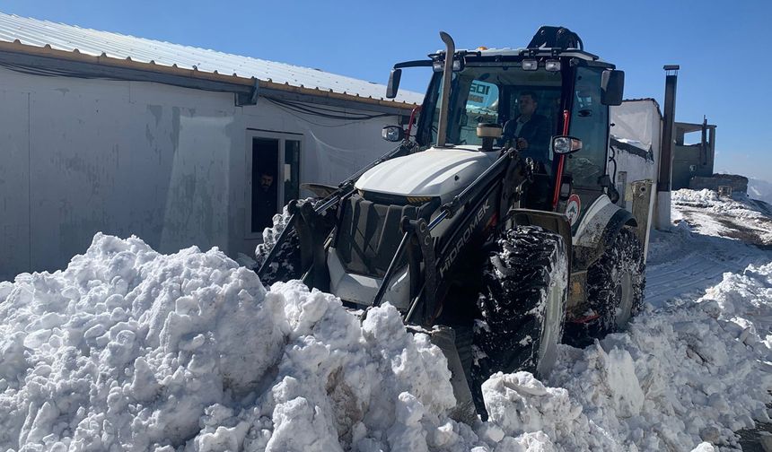 Hakkari'de köy yolları ulaşıma kapandı