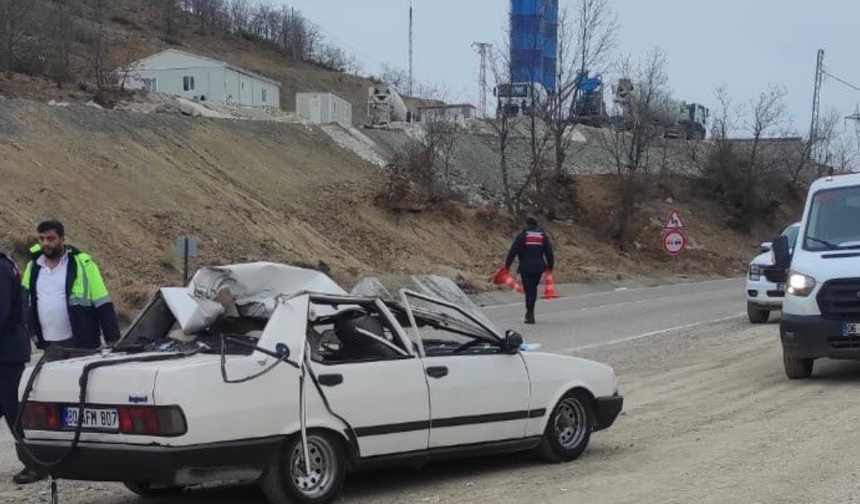 Kepçeye çarpan otomobilde 5 kişi ölümden döndü