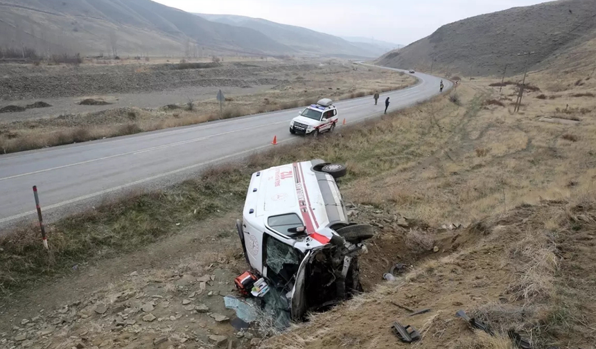 Muş’ta ambulans kontrolden çıktı: 3 yaralı