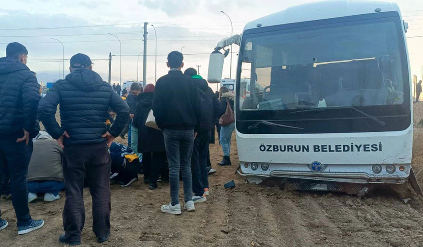 Öğrenci servisi ile kamyonet çarpıştı: Çok sayıda yaralı