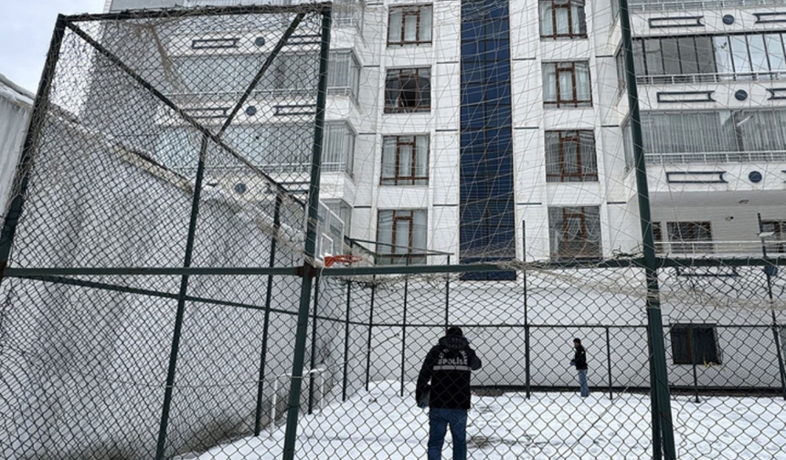 Cam silerken düştüğü iddia edilen kadın hayatını kaybetti