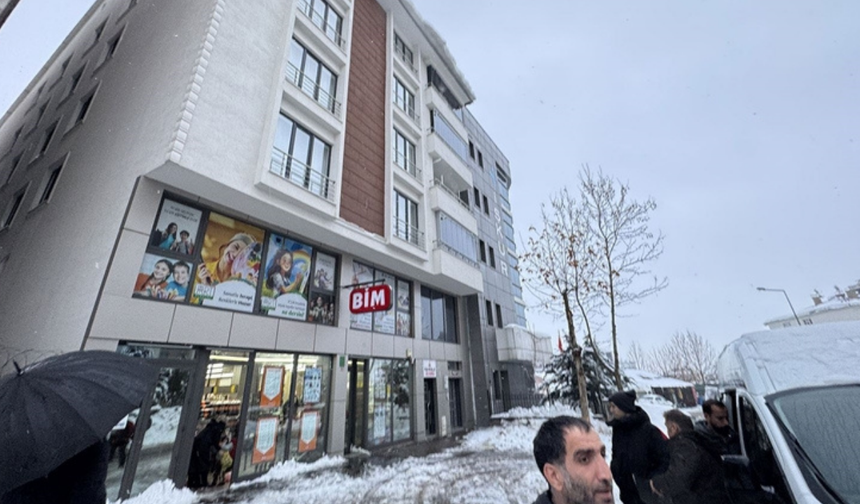 Çatıdan düşen kar kütlesi bir kadının ölümüne neden oldu
