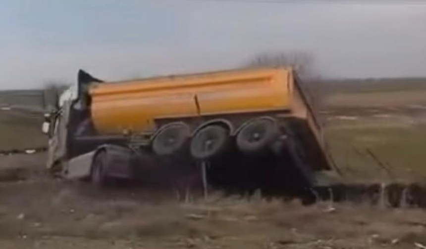 Diyarbakır-Elazığ yolunda kamyon devrildi