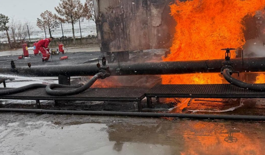 Diyarbakır’da ham petrol havuzunda yangın: Ekipler alevleri büyümeden söndürdü