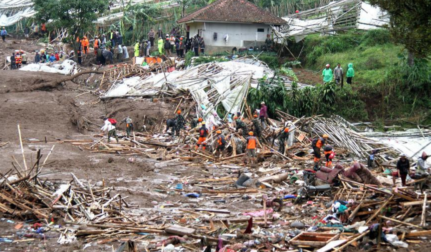 Endonezya’da felaket büyüyor: Toprak kaymasında can kaybı 11’e yükseldi