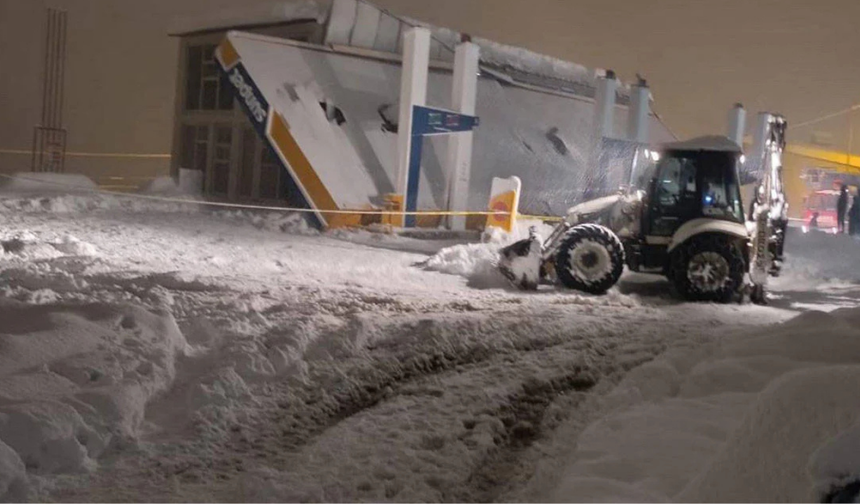 Hakkari’de kar temizliği sırasında sundurma çöktü 8 yaralı
