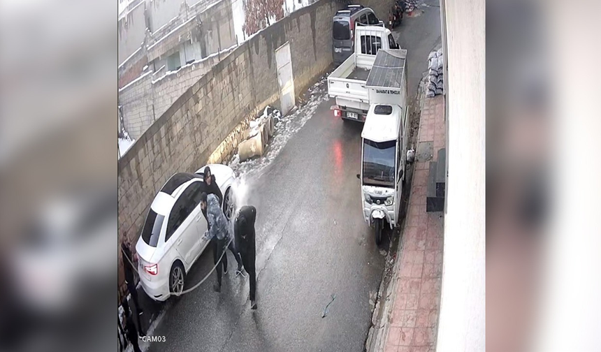 Mardin’de kopan elektrik teli gençlerin üzerine düştü