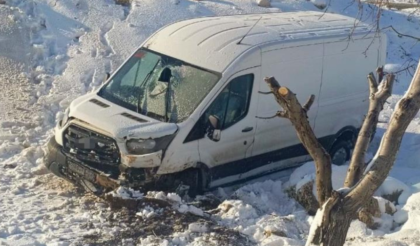 Minibüs şarampole devrildi, sürücü ağır yaralandı