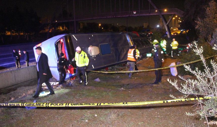 Otoyolda yolcu otobüsü devrildi: 8 yaralı