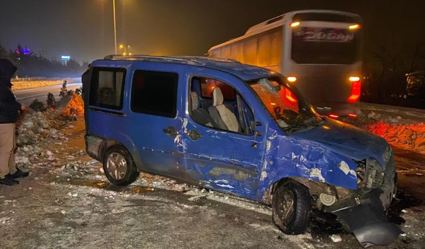 Refüjdeki direk facianın önünü kesti: 4 yaralı