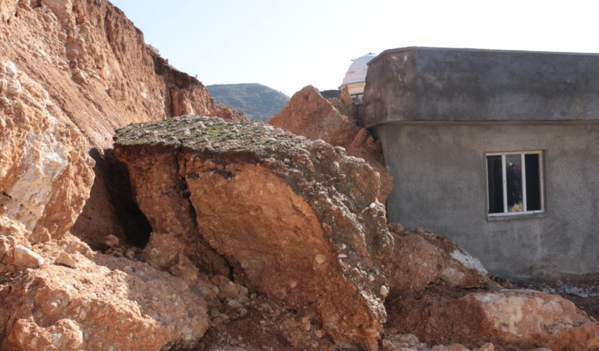 Şırnak’ta dev kaya ev üzerine düştü