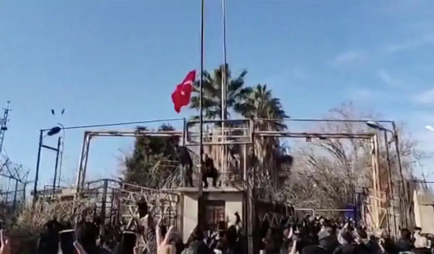 Türk Bayrağının indirilmesine ilişkin soruşturma başlatıldı