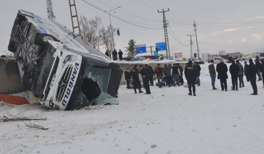 Ağrı'da yolcu otobüsü devrildi: Çok sayıda yaralı var!
