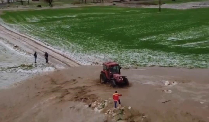 Diyarbakır’da mahsur kalan kişi traktörle kurtarıldı