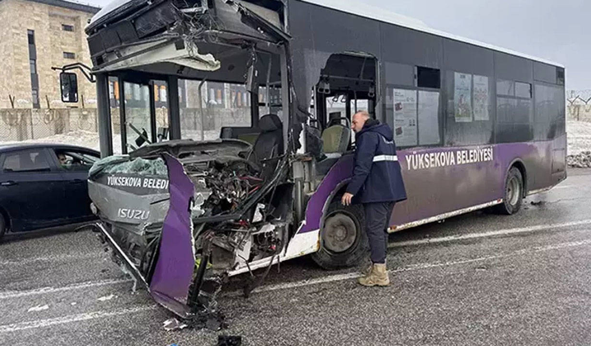 Toplu taşıma araçları çarpıştı: 18 yaralı