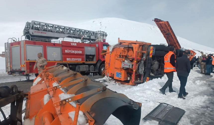 Van’da kar küreme aracı devrildi: 2 kişi hayatını kaybetti