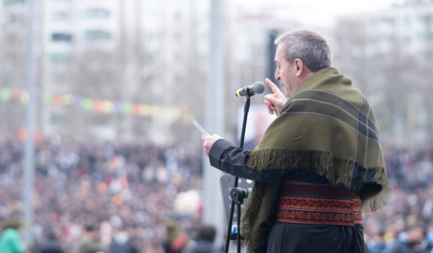 Diyarbakır Newrozu’nda Bakırhan’dan çağrı: “Barış hukukunu birlikte kuralım”