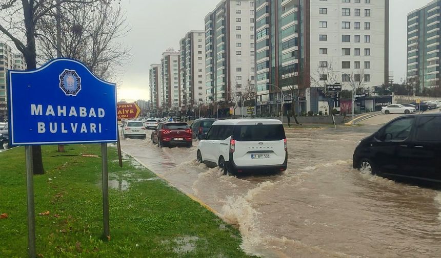 Diyarbakır'da aşırı yağış hayatı zorlaştırdı: Su baskınları yaşandı