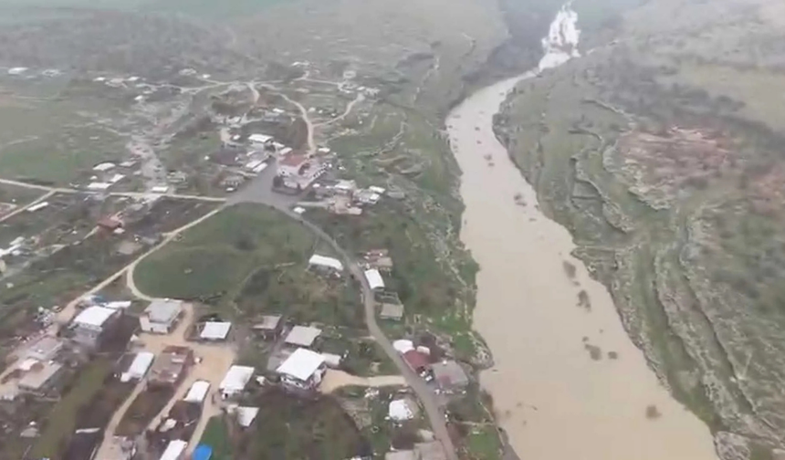 Diyarbakır’da sağanak sonrası dere taştı: Taşkın nedeniyle yol kapandı
