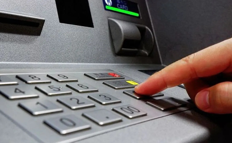 Para çekemeyince ATM’ye balyozlu saldırı