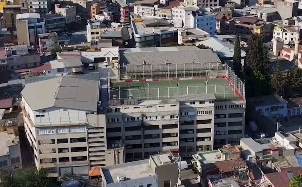 Adana'da 5 katlı binanın çatısında halı saha
