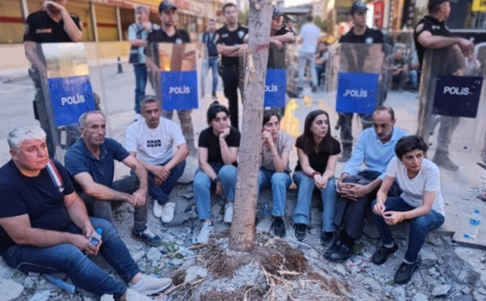 Batman’da ağaç kıyımı polis eşliğinde yeniden başladı