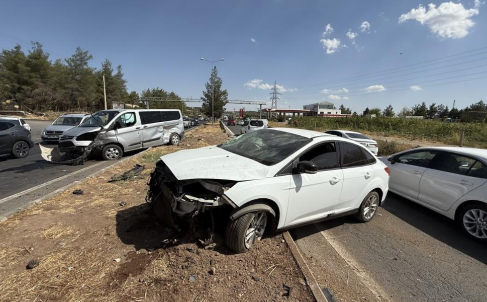 Diyarbakır’da otomobil karşı şeride savruldu