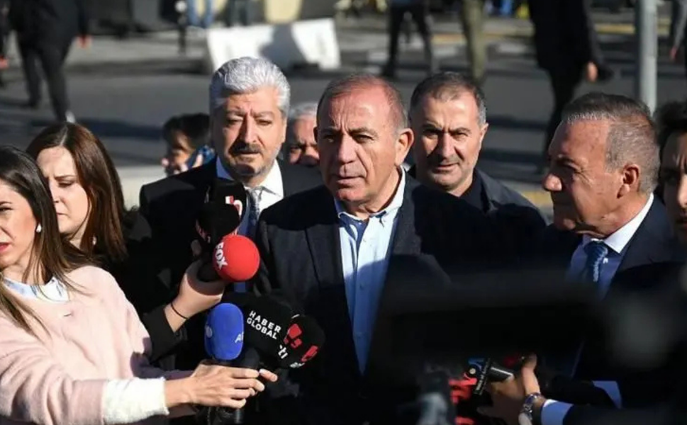 Gürsel Tekin, CHP İl Başkanlığı binasına girdi