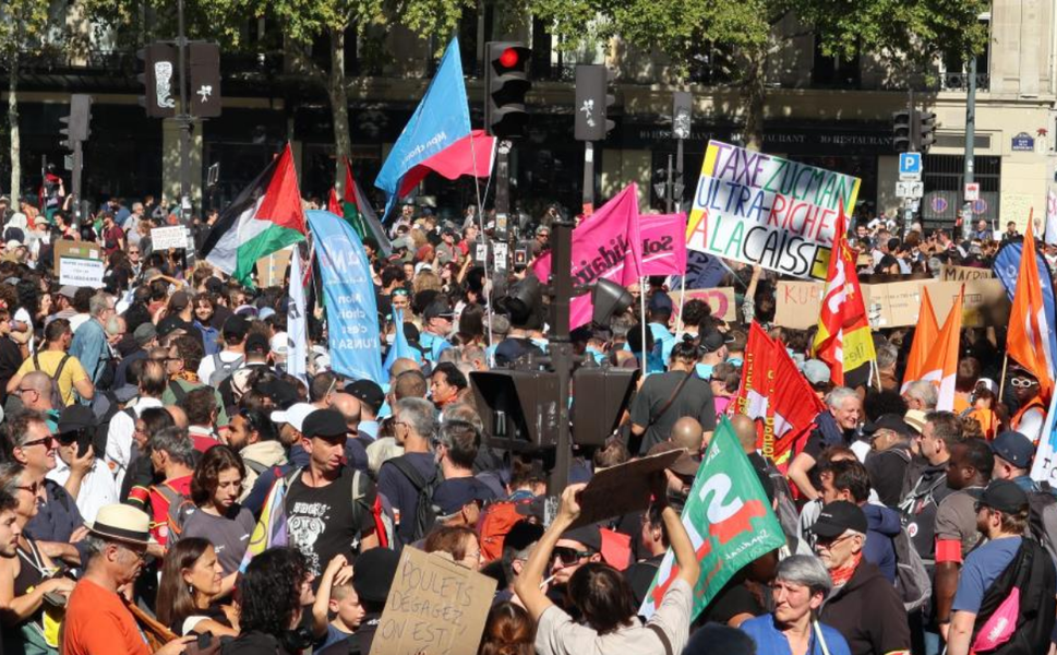 Paris’te şiddetli gösteriler: 110 gözaltı ve 250 noktada protesto