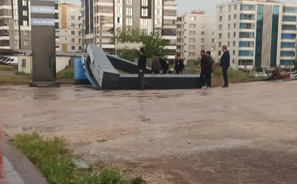 Diyarbakır’da fırtına alarmı: Kayapınar’da elektrikler gitti