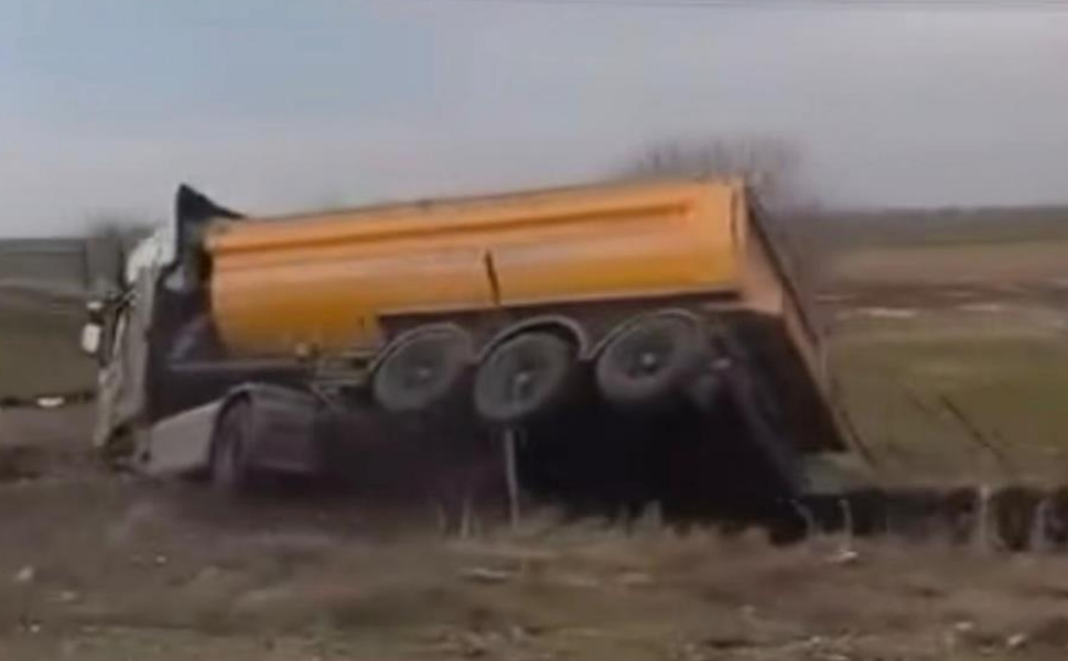 Diyarbakır-Elazığ yolunda kamyon devrildi