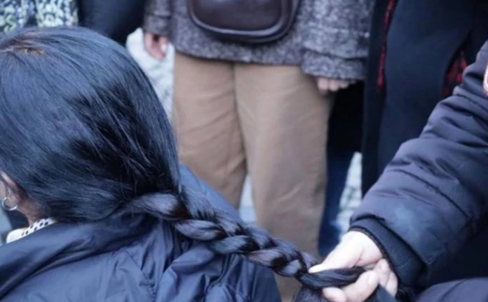 16 yaşındaki çocuk saç ördü diye tutuklandı: Tepkiler yağdı!