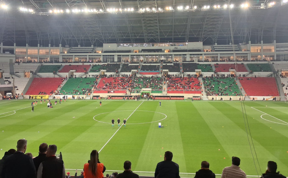 Futbolun kalbi Diyarbakır’da atıyor: Amedspor–Vanspor maçı başladı