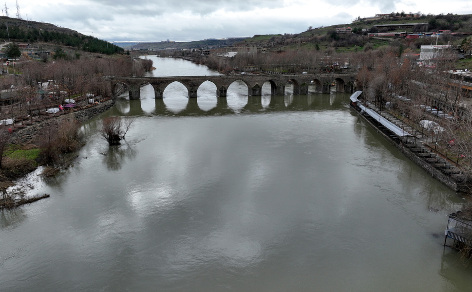 Dicle taştı, işletmeler su altında kaldı! Hevsel’de yapılaşma tartışması büyüyor