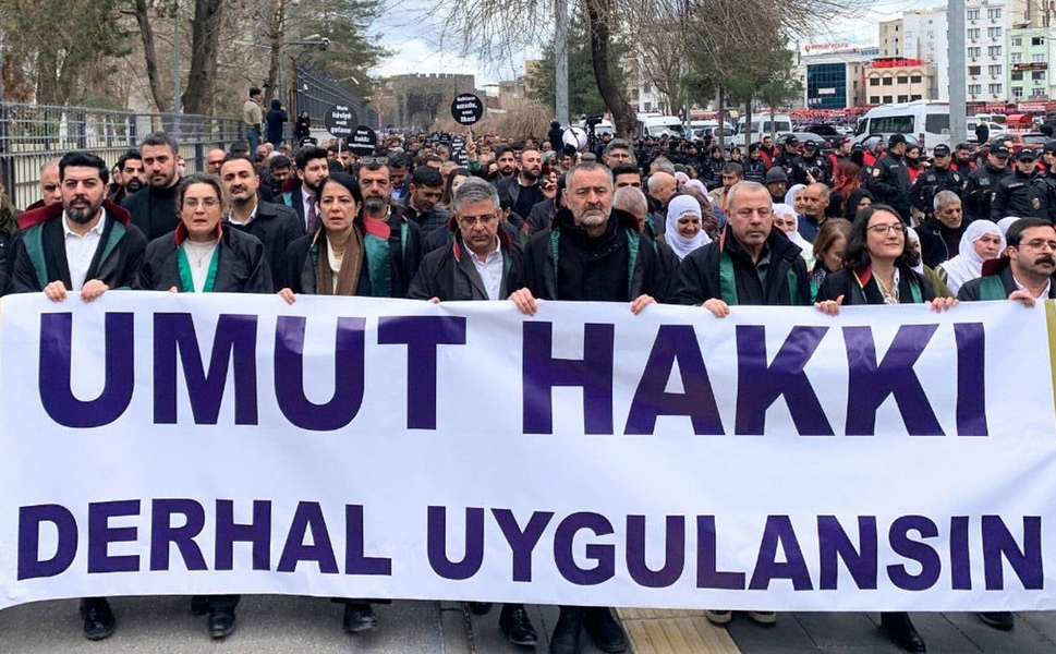 Diyarbakır’da avukatlardan “umut hakkı” yürüyüşü