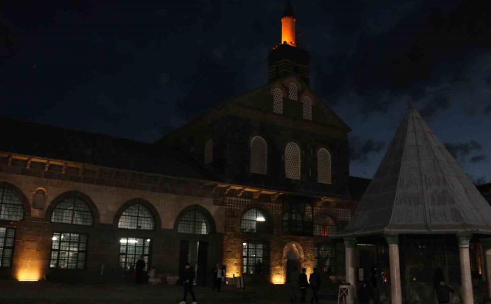 Diyarbakır’da ilk teravih namazı coşkusu