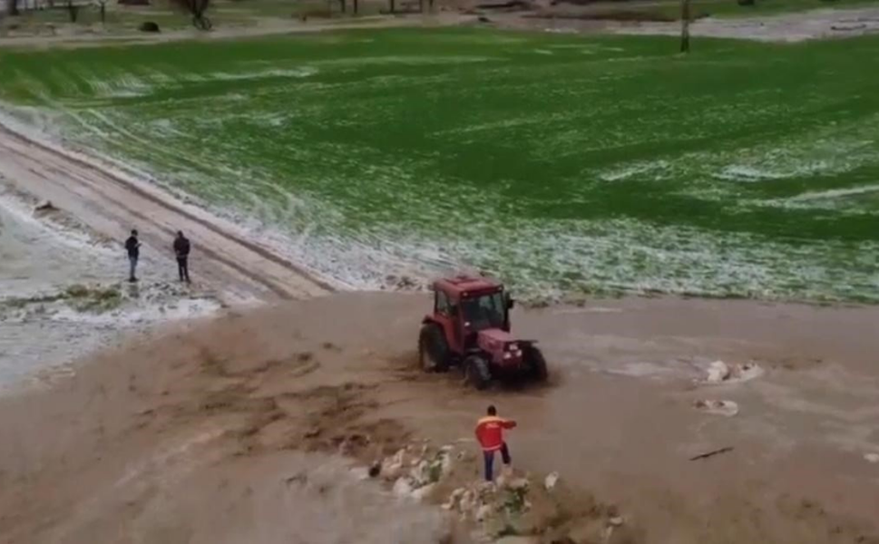 Diyarbakır’da mahsur kalan kişi traktörle kurtarıldı