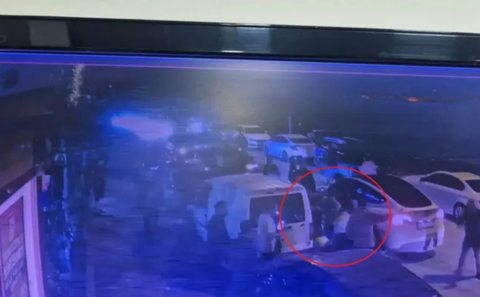 Diyarbakır’da park halindeki araçta 14 kurşun: Yaralanma anı kamerada