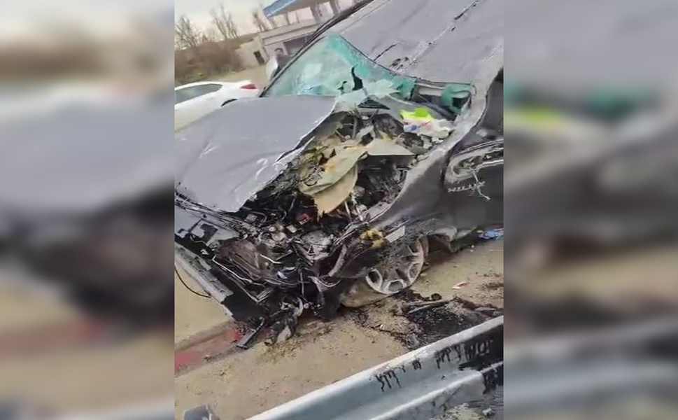 Diyarbakır’da pikap bariyerlere çarptı: 2 yaralı