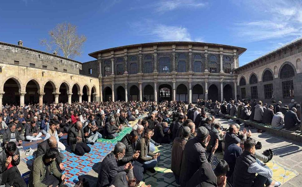 Diyarbakır’da Ramazan’ın ilk cumasında tarihi cami doldu