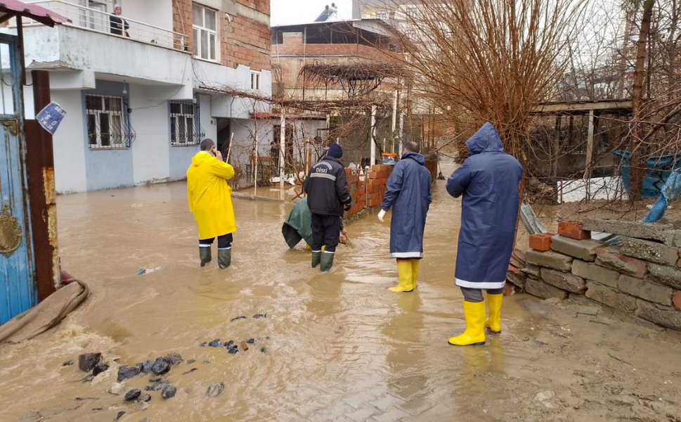 Diyarbakır’da sağanak yağış sele yol açtı