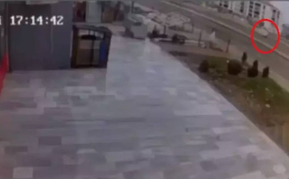 Diyarbakır’da takla atan otomobil alev aldı